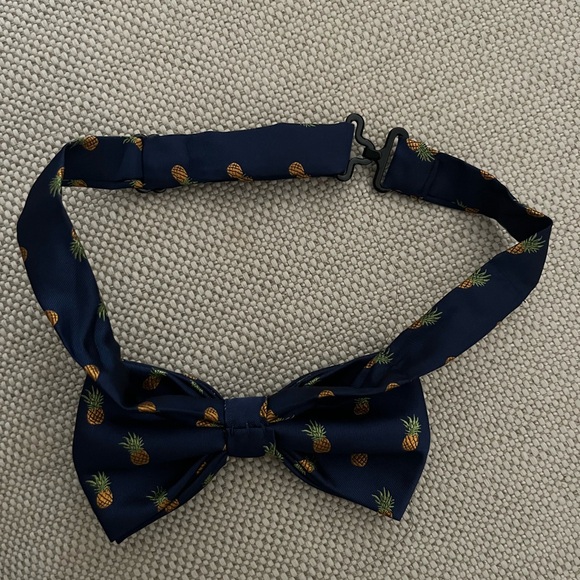 Bowtie Behavior Navy Blue Bowtie 🍍 Pineapple print - Picture 4 of 10